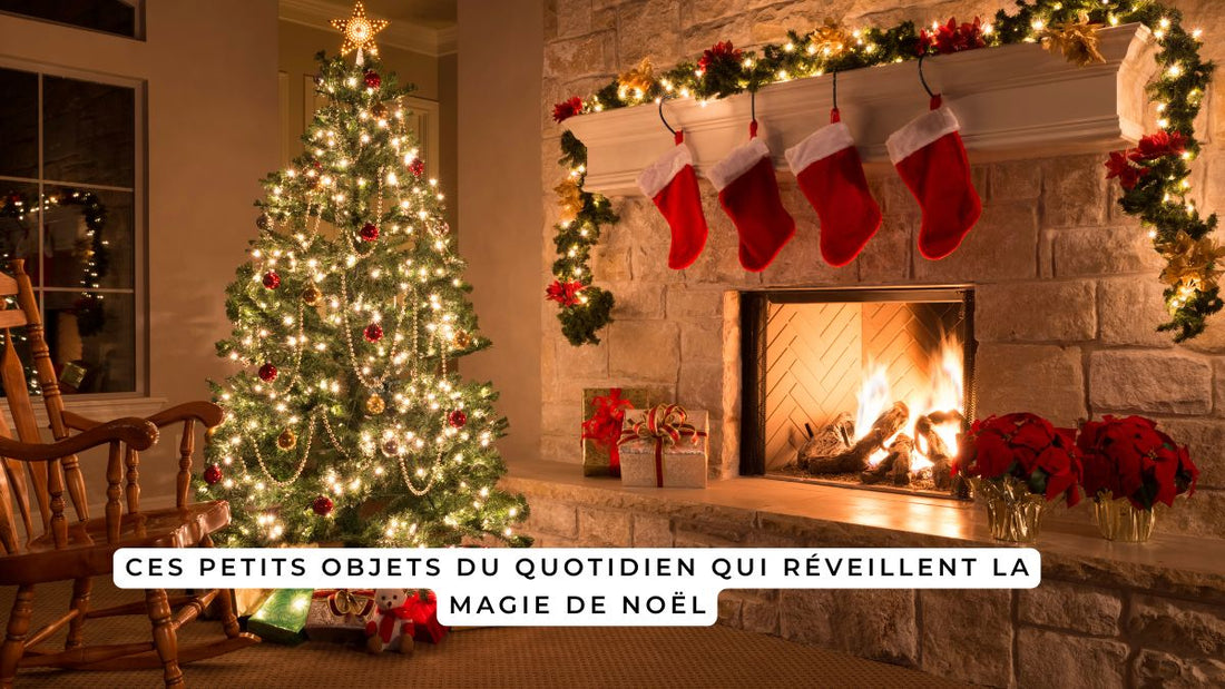 Salon décoré pour Noël avec cheminée, sapin illuminé et chaussettes accrochées